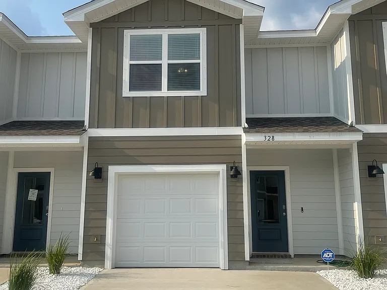 328 Callie Dr — Photo 1