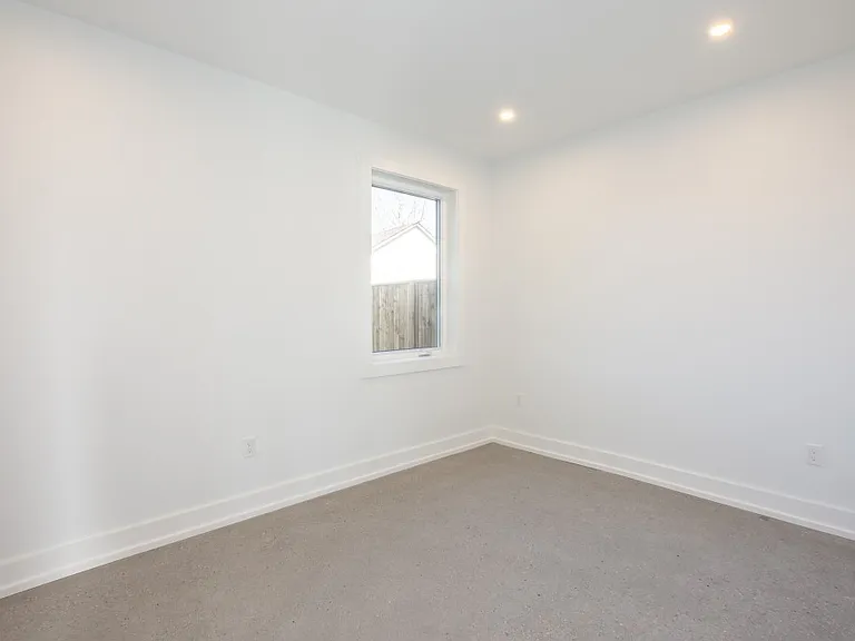 6151 Churchill St — Photo 11