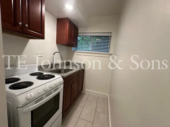 501 Hawthorne Rd APT 8, Winston Salem, NC 27103
