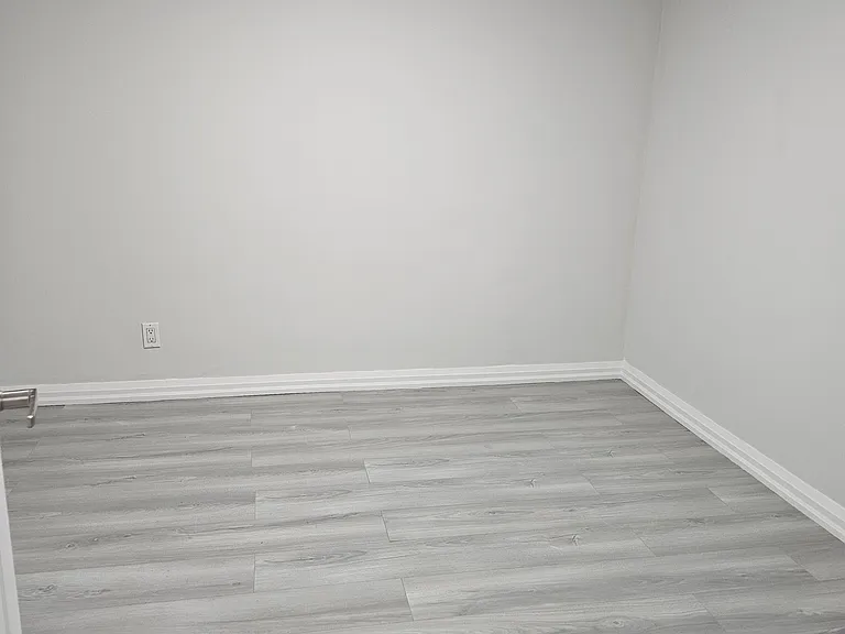 90 Longford Dr #LOWER — Photo 6