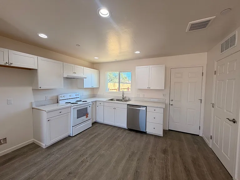 313 Airport Dr — Photo 4