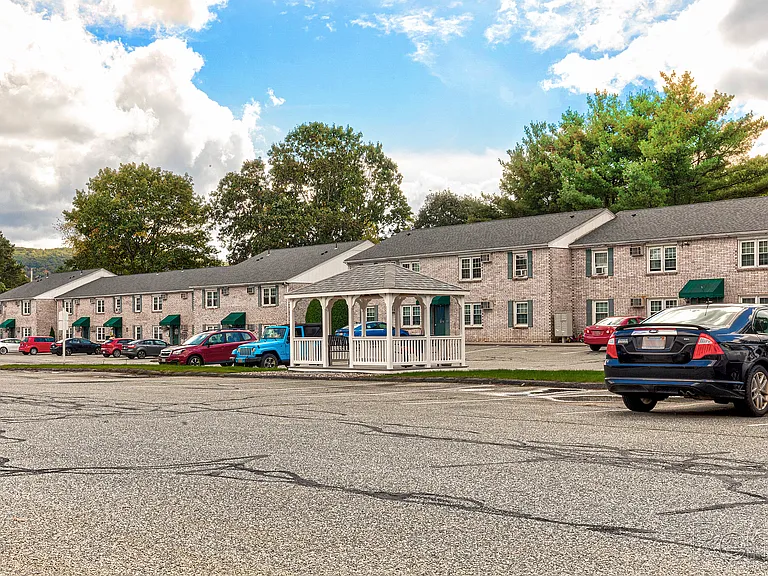 Colonial Village Apartments — Photo 6