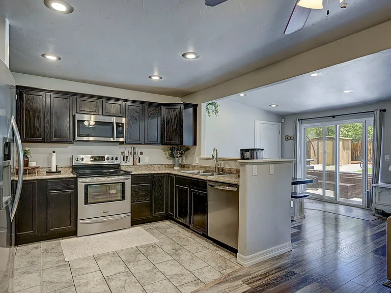 135 Hayes Dr — Photo 10