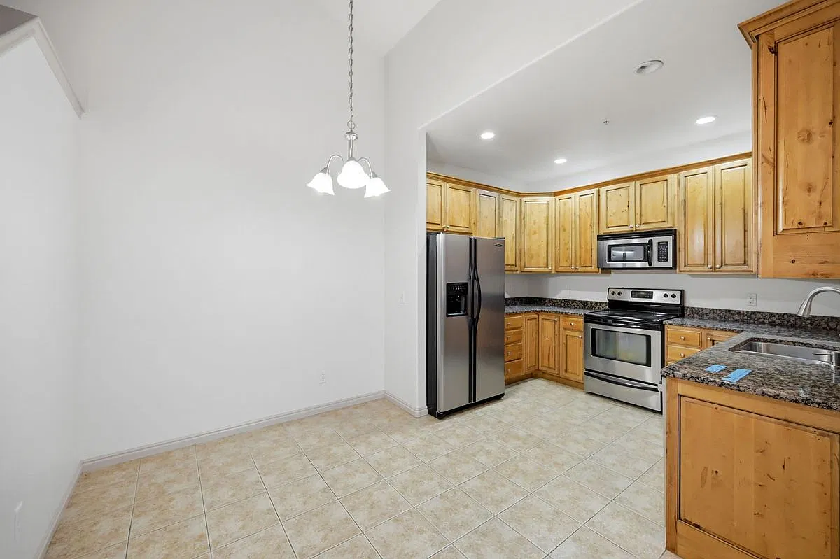 3 bed, 4.0 bath, 2450 sqft, $2,500 — Photo 4