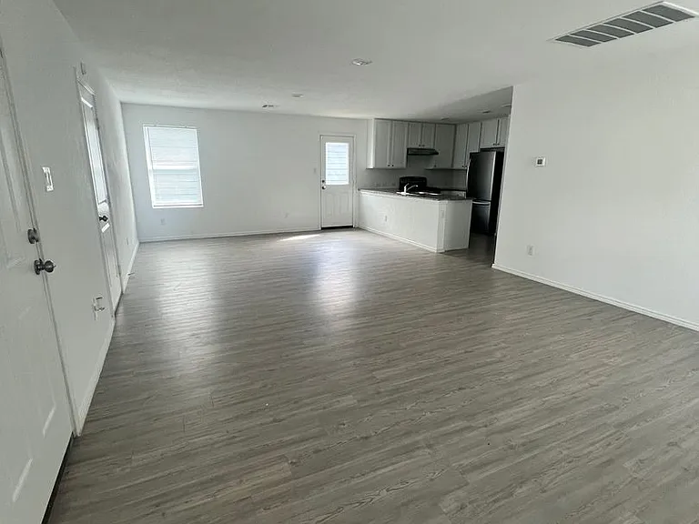 2822 Millikan Dr — Photo 1