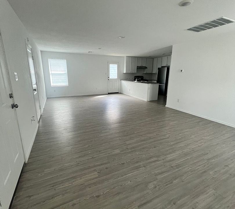 1st image of 2822 Millikan Dr