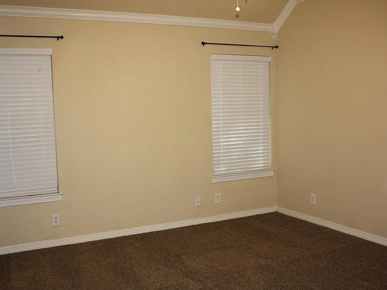 701 Stribling Cir — Photo 6