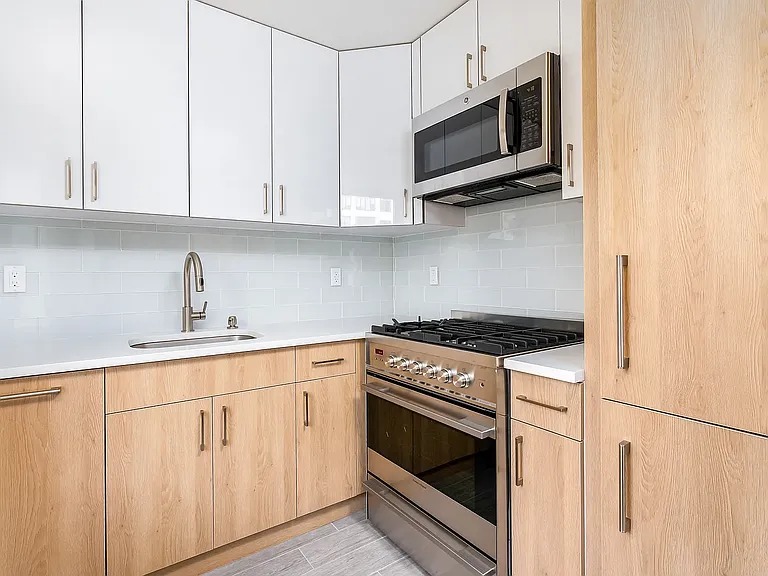 3119 37th Ave #5B — Photo 2