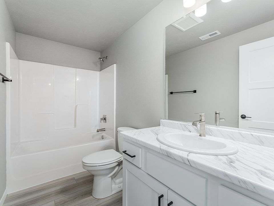4-web-or-mls-6521 E Steel St-6_05212025