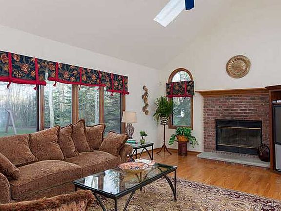 3rd image of 19 E Pinelake Dr