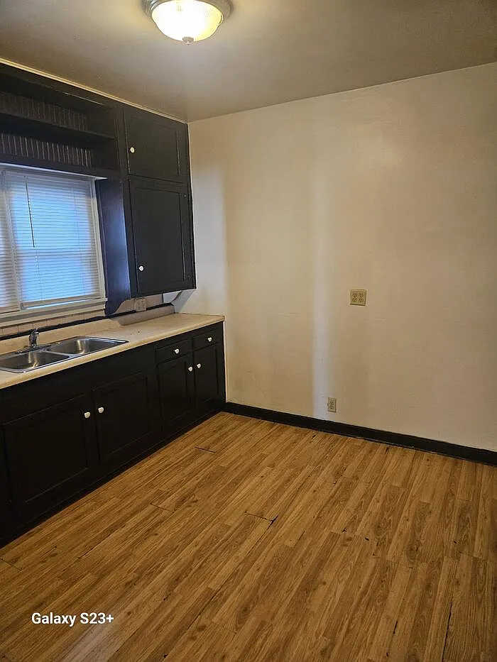 3 bed, 1.0 bath, $1,300 — Photo 4
