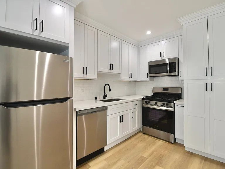 12241 Burbank Blvd — Photo 22