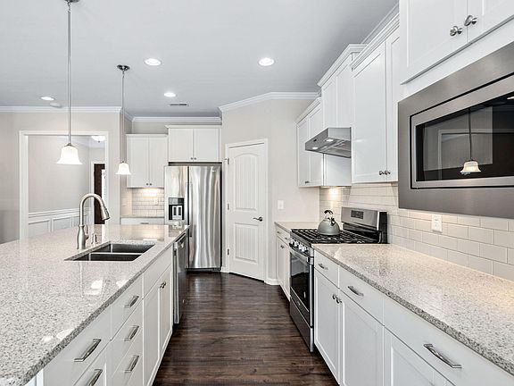 5th image of 216 Kalmia Dr