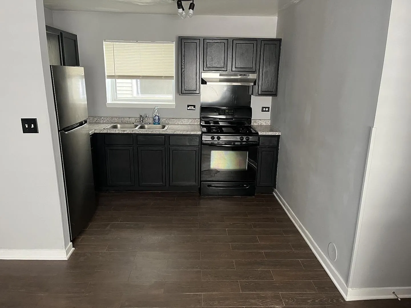 2 bed, 800 sqft, $2,000 — Photo 2
