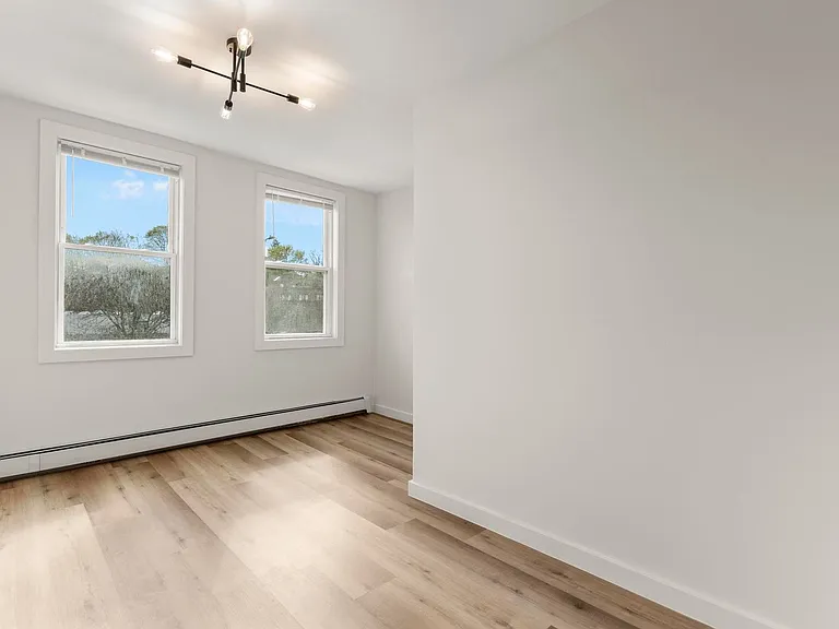 411-431 N Main St #8 — Photo 5