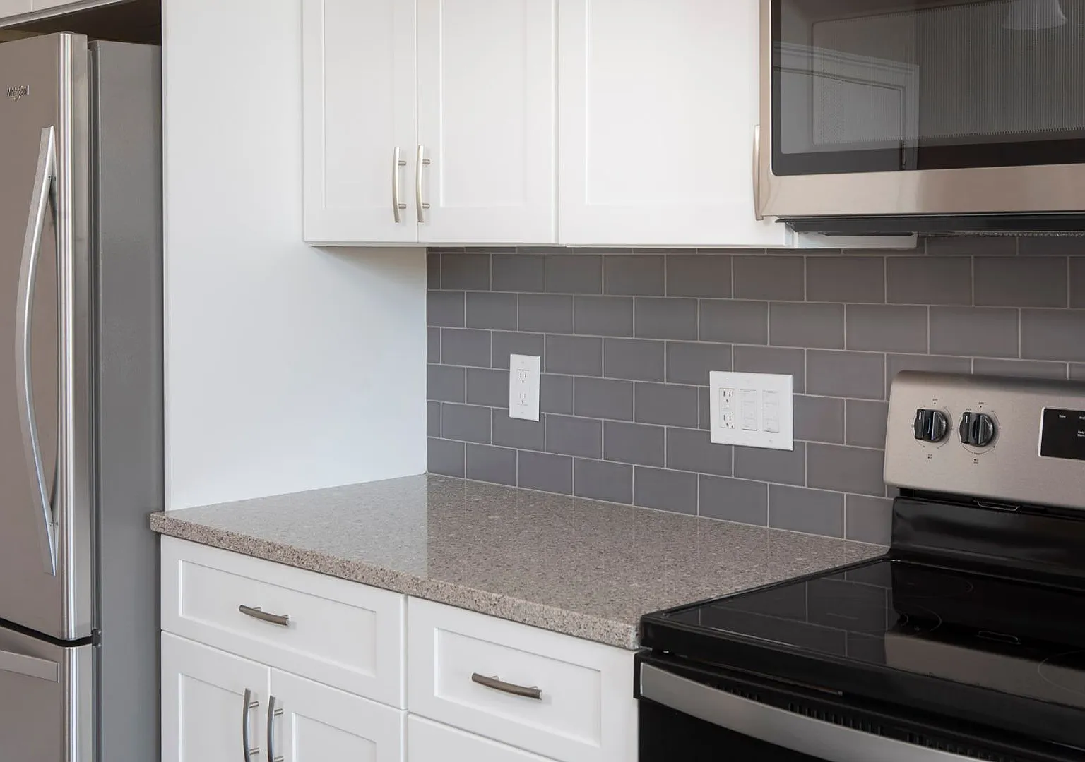 North Washington Square @ Hickory: In-Unit Washer & Dryer, Cold Water, Fitness Center, Sauna, Bar... — Photo 4