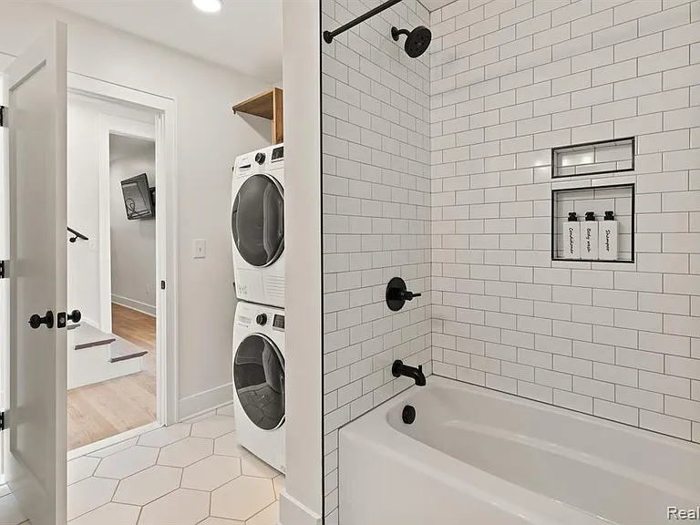 374 E Grand Blvd #2A — Photo 12