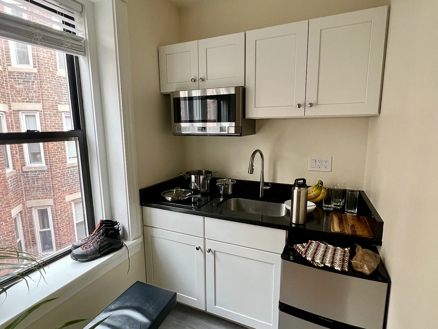 Studio, 999 sqft, $2,400 — Photo 2