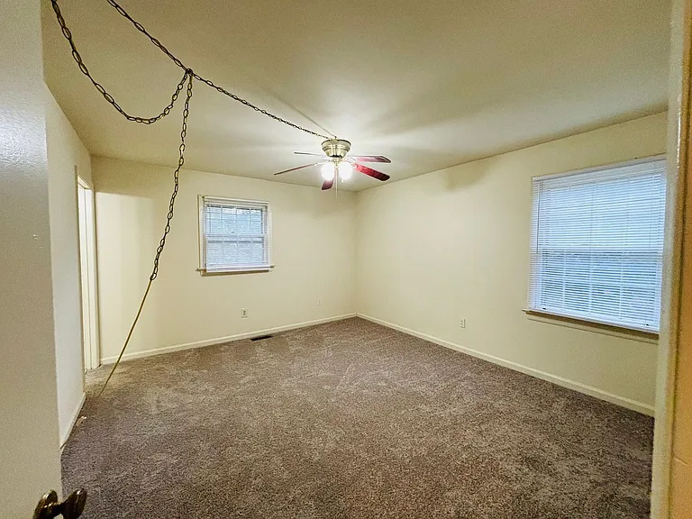 124 Camelot Ct — Photo 3