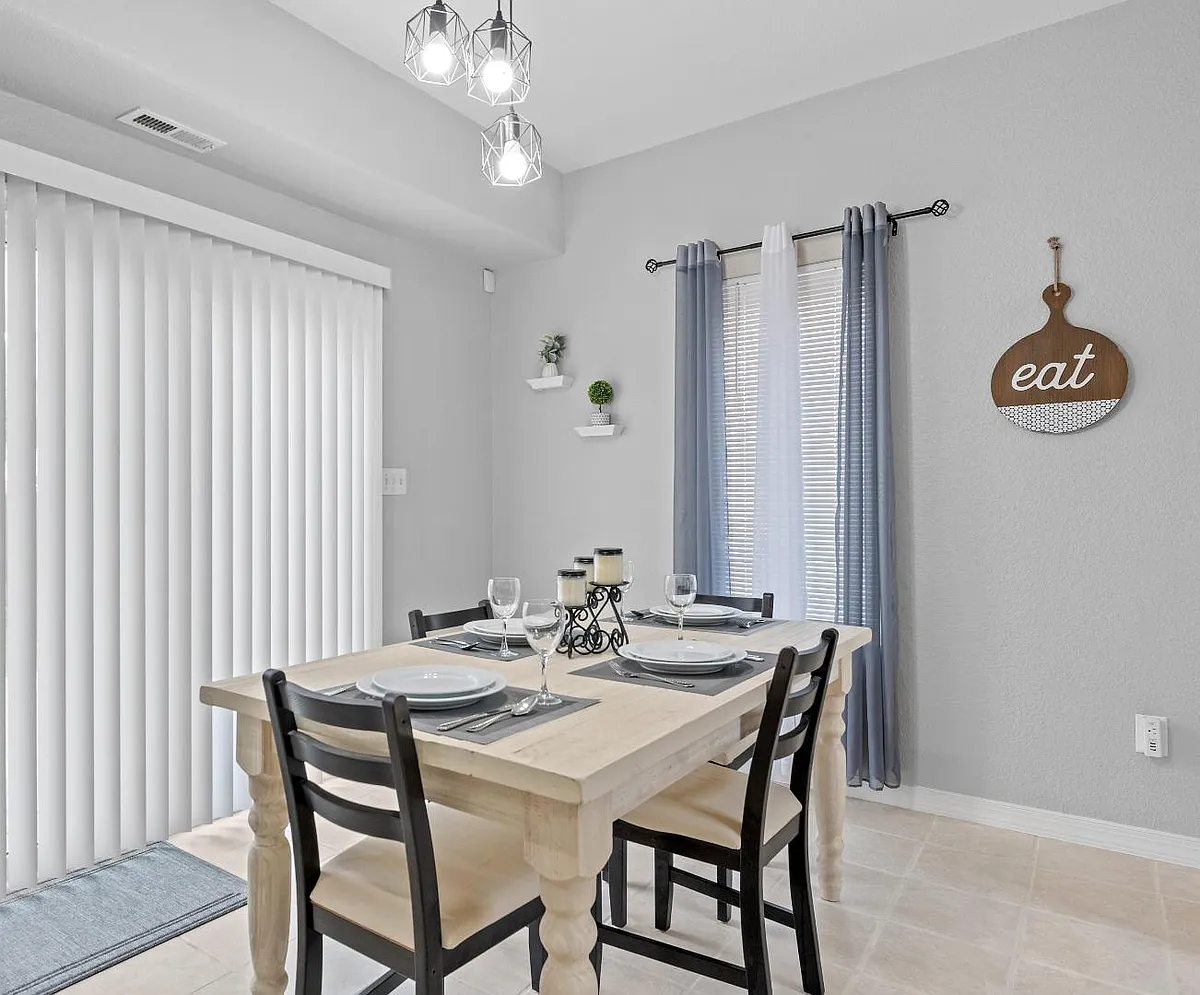 Unit Photo - 1401 W 40th St