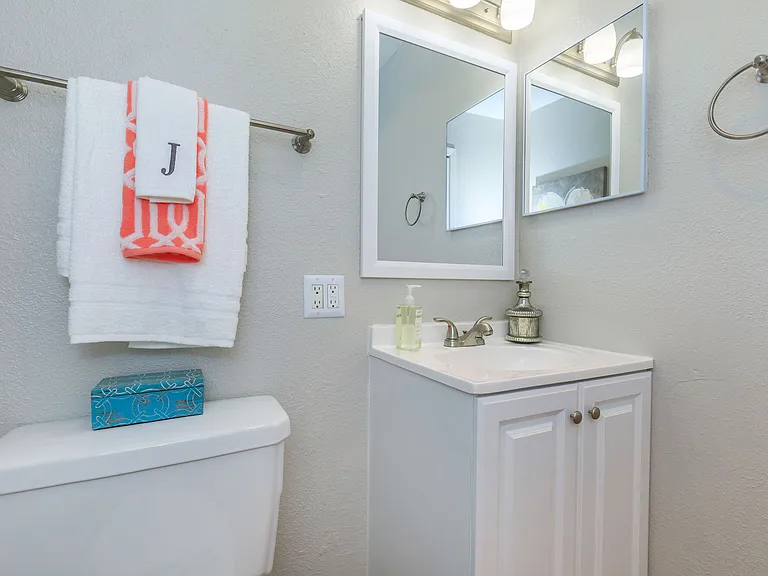 Bainbridge Apartments — Photo 25