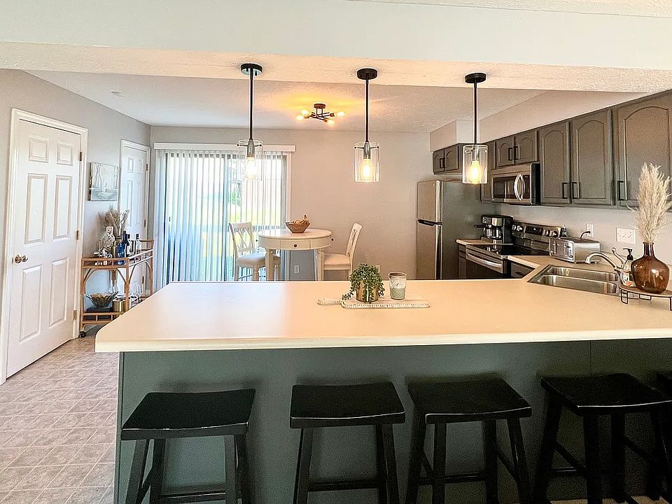 1st image of 11 Sunridge Dr #D