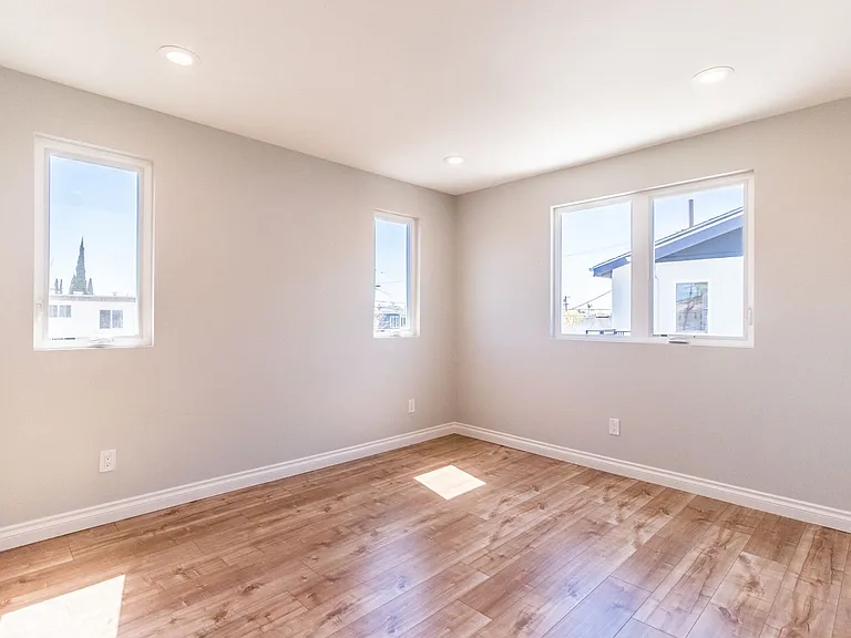 1737 S Longwood Ave — Photo 53