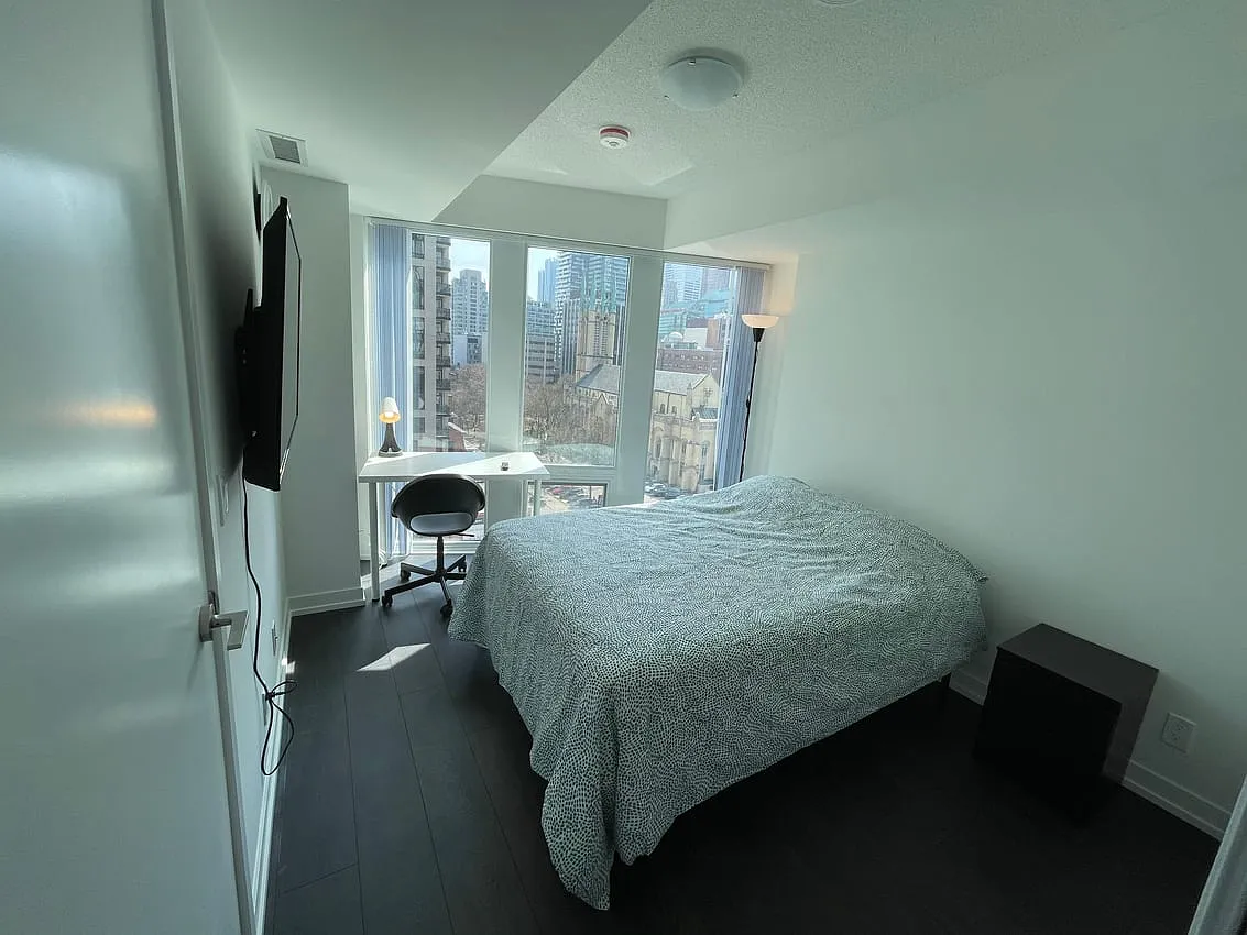 Deluxe Room - Shuter Street & Church Street — Photo 1