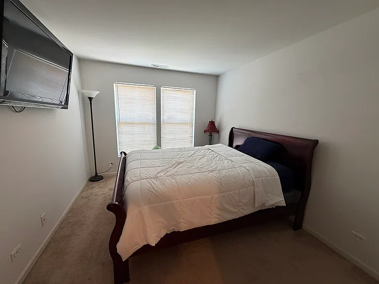 465 Metropolitan St — Photo 14