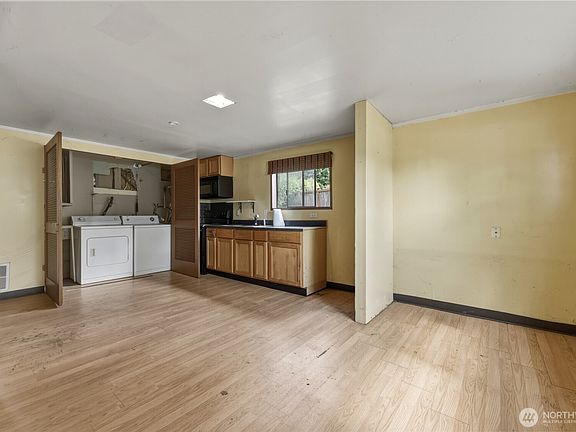 5th image of 2130 Woodcrest Drive SE