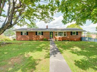 2400 Larkspur Dr, Johnson City, TN 37604