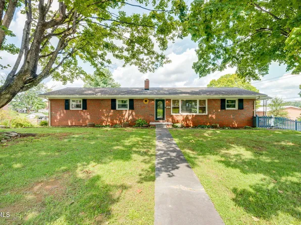 2400 Larkspur Dr, Johnson City, TN 37604