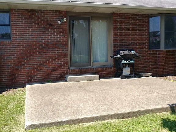5th image of 413 Persimmon Dr