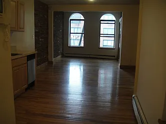 Rented by Robyn Lee, LREB