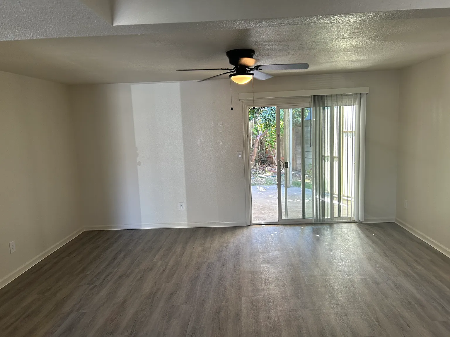 2 bed, 1000 sqft, $2,100 — Photo 3