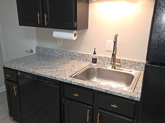 3rd image of 550 West Ct