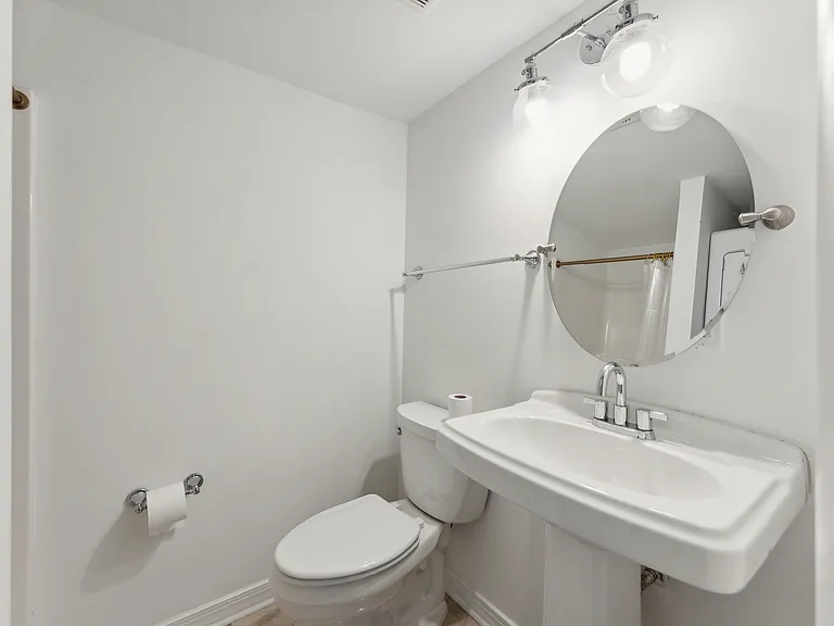 306 L St SE — Photo 21