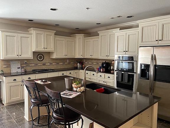 Gourmet kitchen