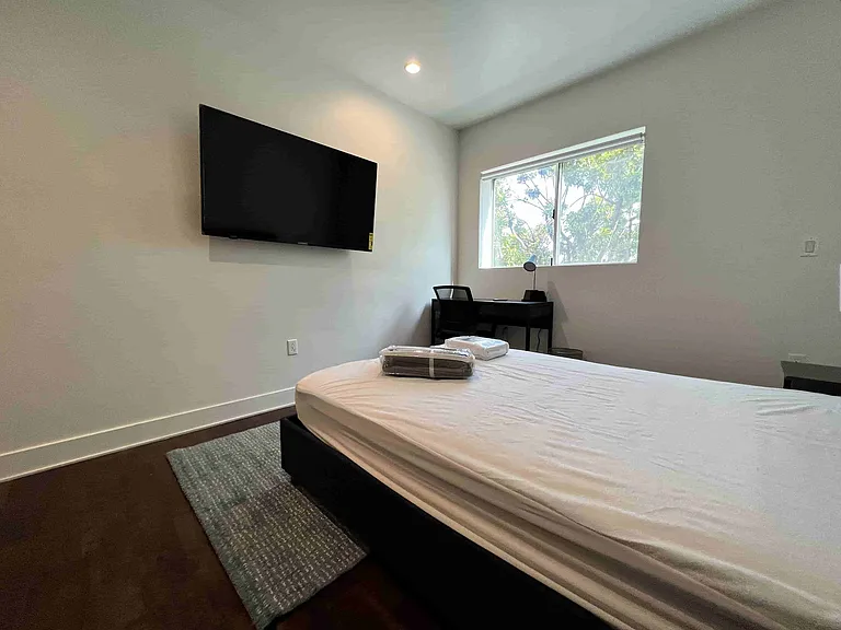 1747 N La Brea Ave — Photo 27