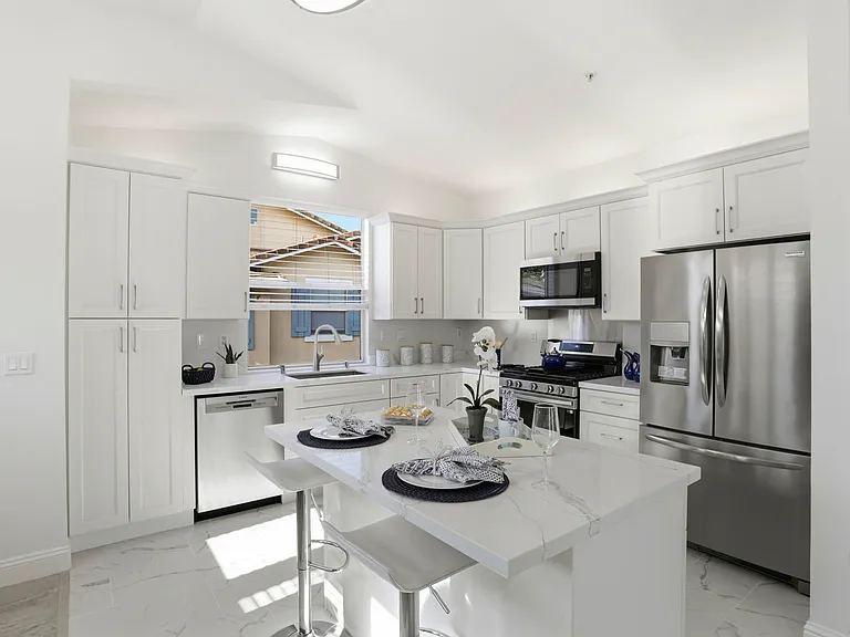 558 Manhattan Pl — Photo 15