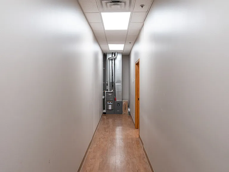 3327 W Capital Ave — Photo 23