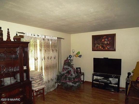 4th image of 5540 Kelekent Ave SE