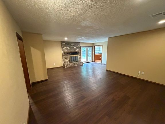 2nd image of 1918 Oakhill Dr