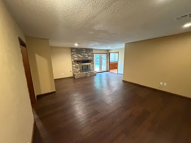 1918 Oakhill Dr — Photo 2