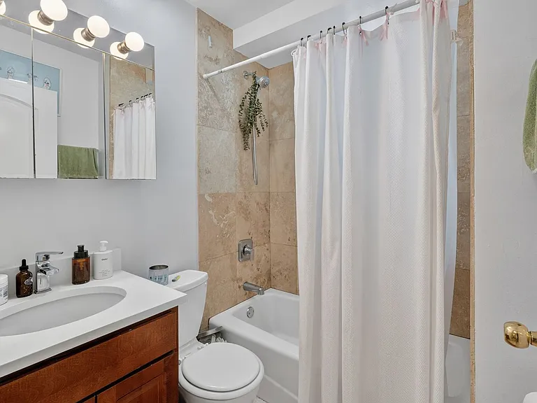 961 W Fletcher St #1 — Photo 34