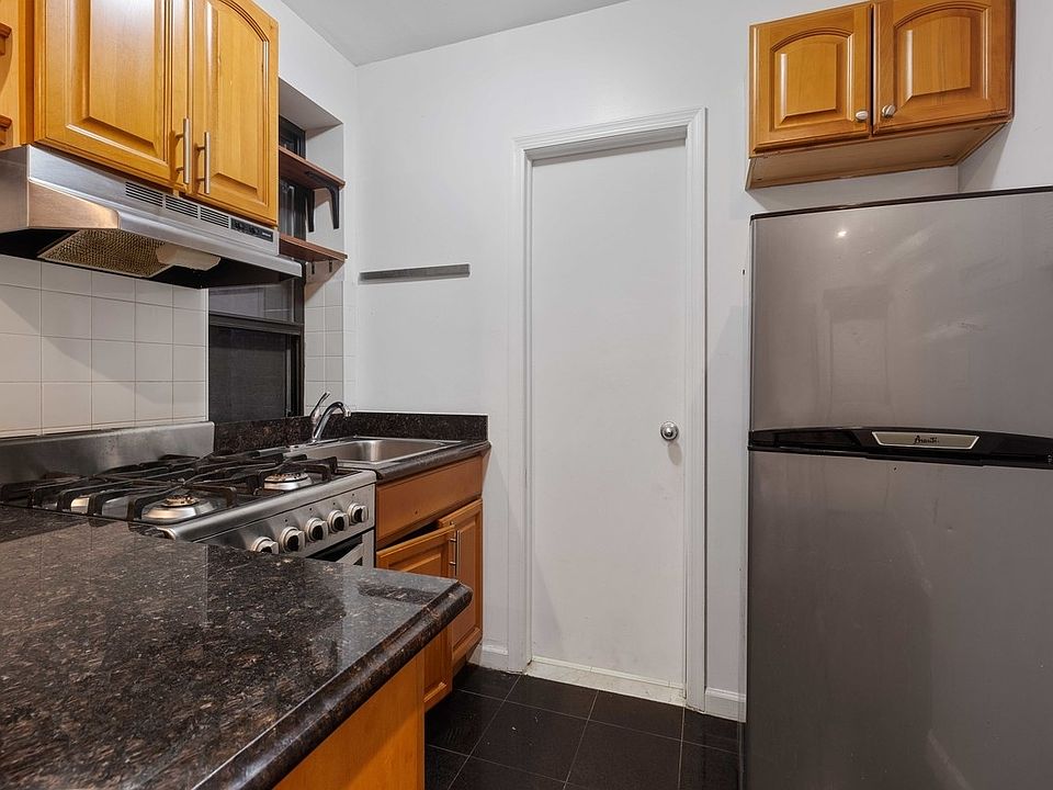 1st image of 332 W 49th St APT 3RW