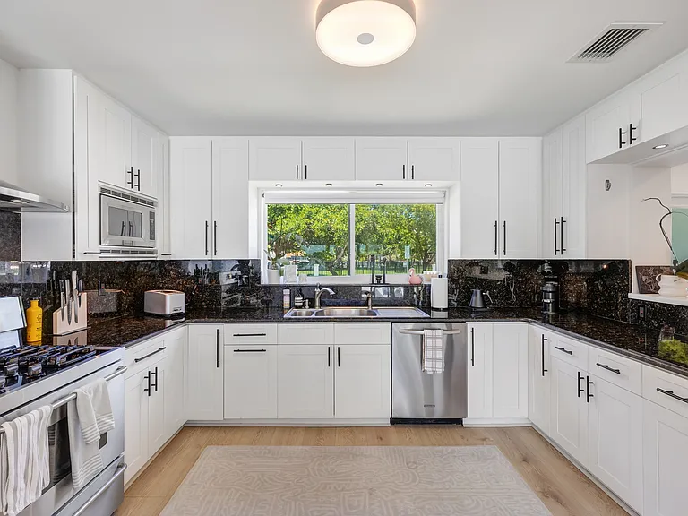 930 Stillwater Dr — Photo 14