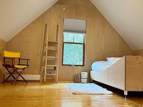 Attic bedroom +studio 