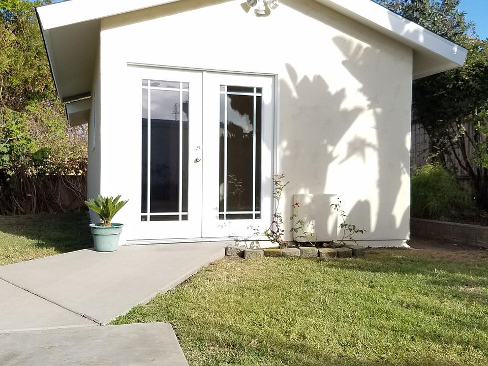 stand alone cottage (old photo)