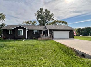 1607 Sunrise Dr, Yankton, SD 57078